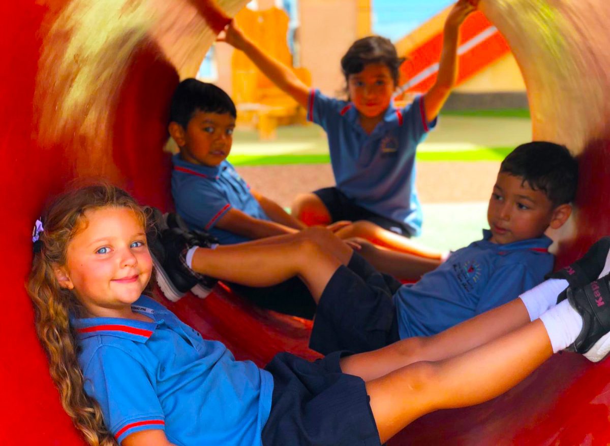 تعرض مدرسة سمارت فيجن في دبي مرافق خارجية واسعة للعب ولتطوير مهارات التنشئة الاجتماعية والحركية.