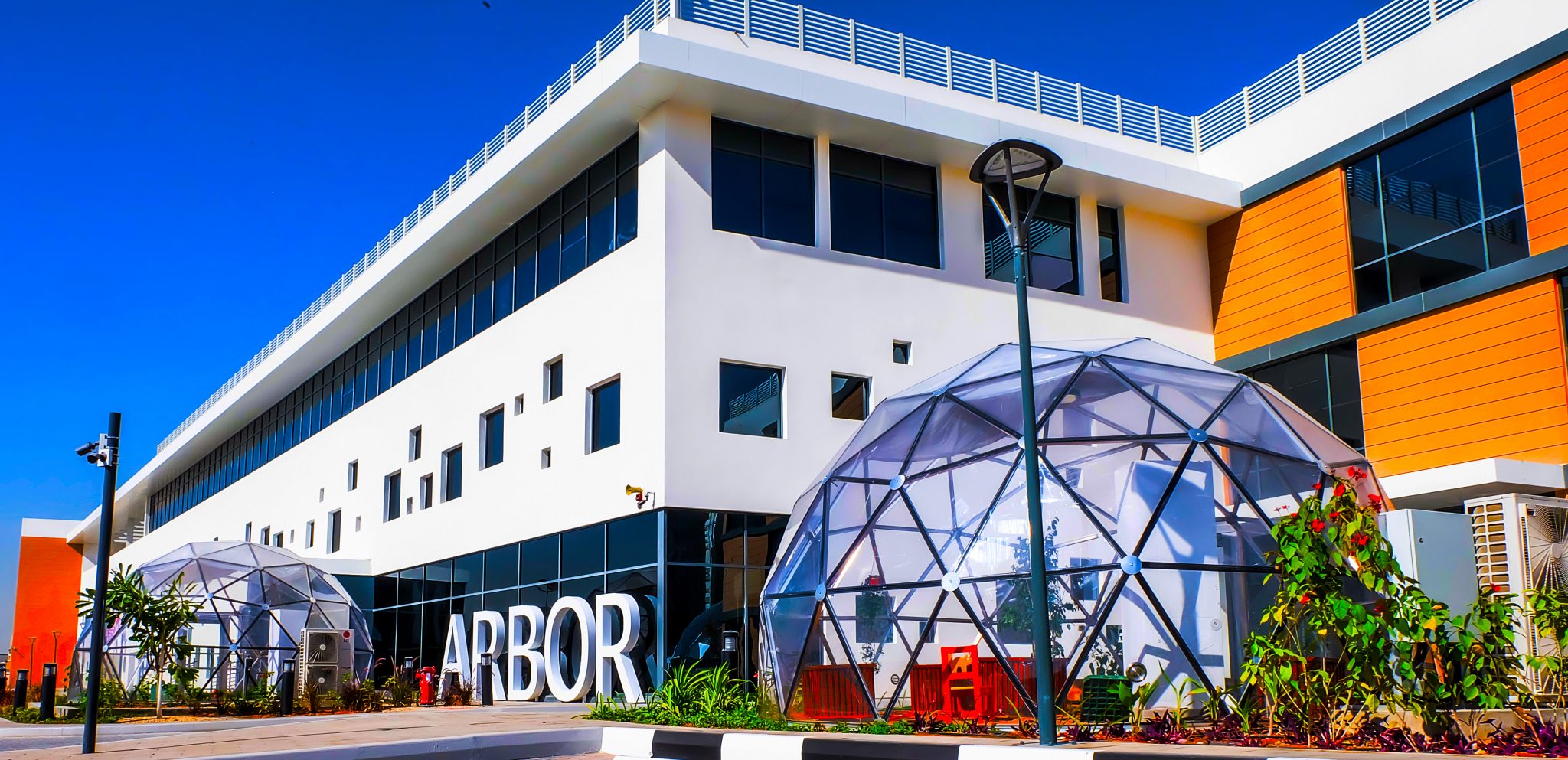 Das Foto der außergewöhnlichen Fassade der Arbor School in Dubai zeigt eines der modernsten Biodome, die im Zentrum der Ausbildung ihrer Schüler stehen.