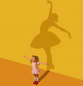 جوائز أفضل المدارس لعام 2023 أفضل مدرسة للفنون المسرحية بما في ذلك دراسات الرقص والمسرح. تظهر الفتاة الصغيرة وهي تمارس الباليه وتتطلع إلى العظمة.