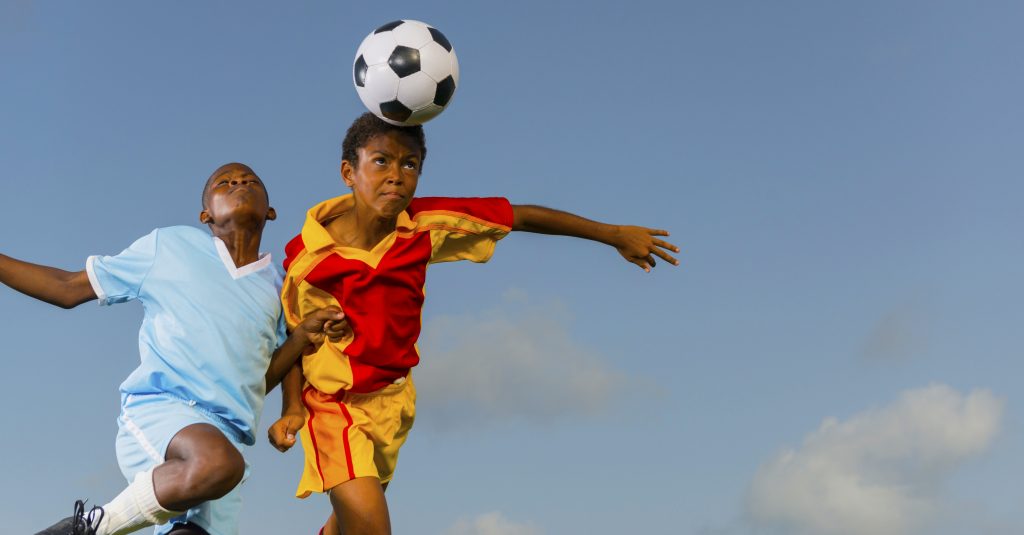 لقد أدت الروابط بين الخرف وتلف الدماغ لدى الأطفال من رأسية الكرة في كرة القدم إلى حدوث موجات صادمة من خلال المدارس الإماراتية الذين يعملون الآن متى وكيف يتفاعلون على وجه السرعة