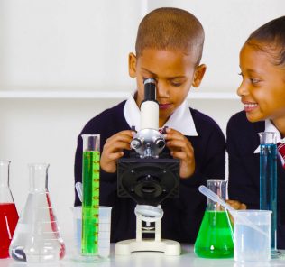 أطفال في مدرسة برايت ليرنرز بدبي يجرون تجارب علمية في المختبر.