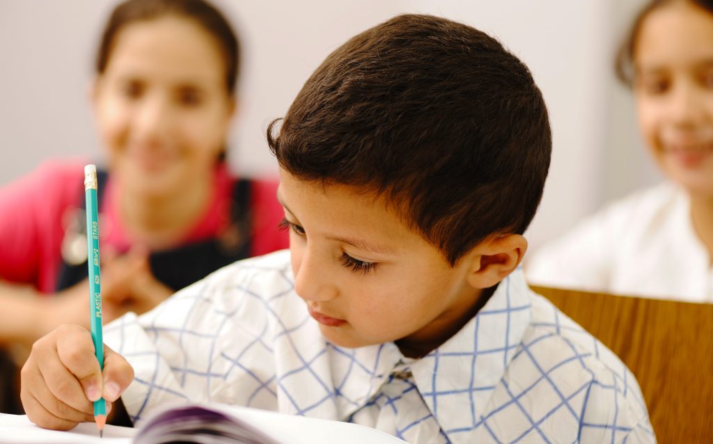 Foto eines Kindes an der Bright Learners School in Dubai, das in der Grundstufe seine Lese- und Schreibfähigkeiten entwickelt. Bright Learners ist eine neue amerikanische Lehrplanschule, die im September 2020 in Dubai eröffnet wird.