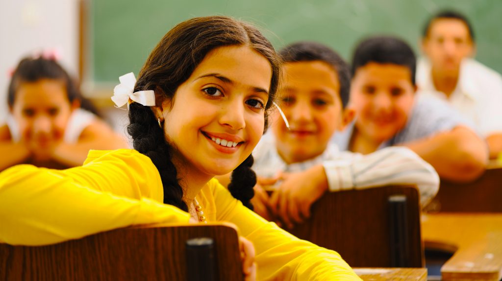 فتاة صغيرة في مدرسة Bright Learners في دبي - افتتاح مدرسة المناهج الأمريكية في سبتمبر 2020