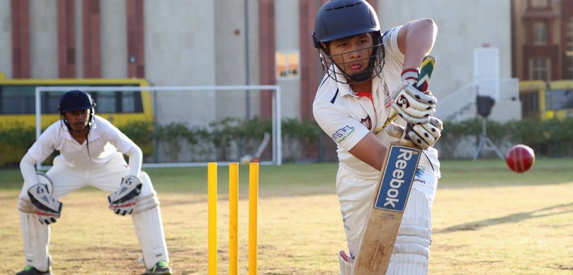 Indian High School gewinnt den Top Schools Award für die beste indische Lehrplanschule in den Vereinigten Arabischen Emiraten - hier spielen Kinder in dieser historischen Schule Cricket.