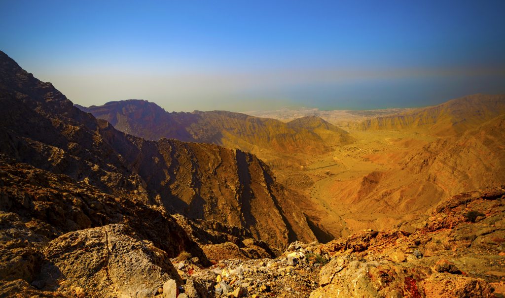 Eltern können ihre Kinder in die Ras Al Khaimah Berge bringen, um in den Schulferien sicher zu sein und die schönen Berge zu genießen