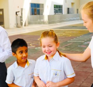 القصة الحقيقية لفيلم Coronavirus Covid 19 المباشر من المدارس. تشرح جوان ويلز كيف تستجيب مدرسة South View School لتثبيتها على المدارس الإماراتية لمساعدة الآباء.