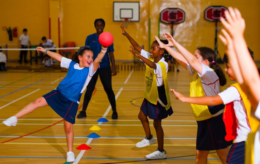 تعد كرة السلة بين المدارس جزءًا مهمًا من الحياة المدرسية في Star International School Mirdif في دبي.