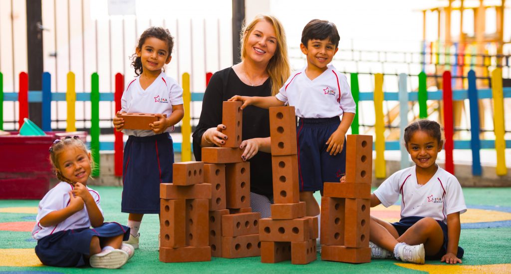 صورة لأطفال المدارس الابتدائية يتعلمون من خلال تطوير مهارات القيادة الدقيقة في مدرسة Star International School Mirdif في دبي
