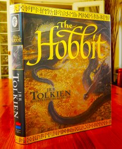 Coronavirus Covid 19 Lockdown und die Kraft des Lesens als Kraft des Guten. Top 20 Kindheitsbücher aus Schulen enthüllt. Hier schauen wir uns den Hobbit von Tolkien an.