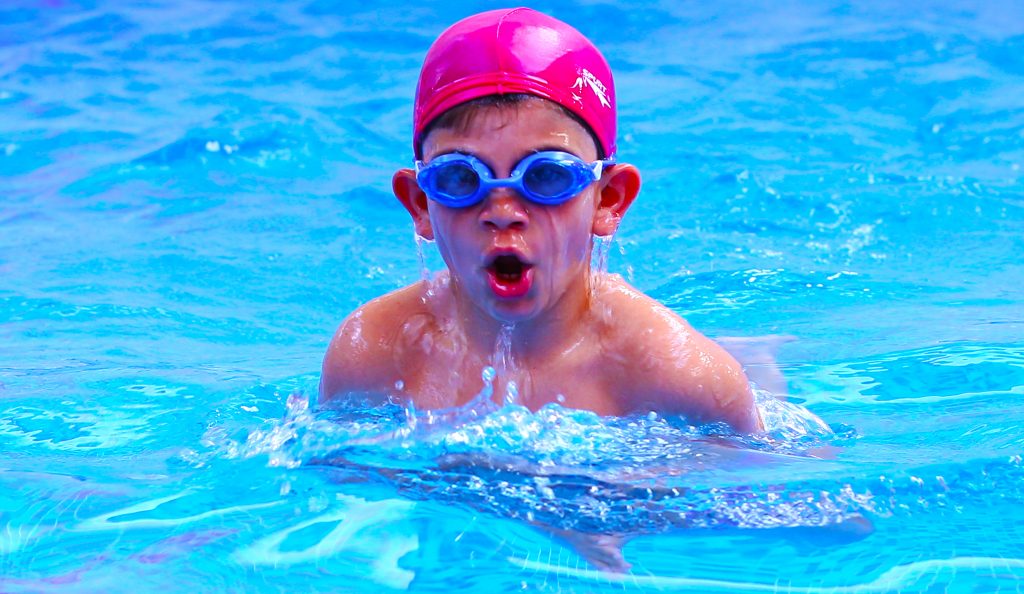 Foto eines schwimmenden Grundschulkindes im Rahmen des Sportprogramms des britischen Lehrplans Star International School Al Twar in Dubai