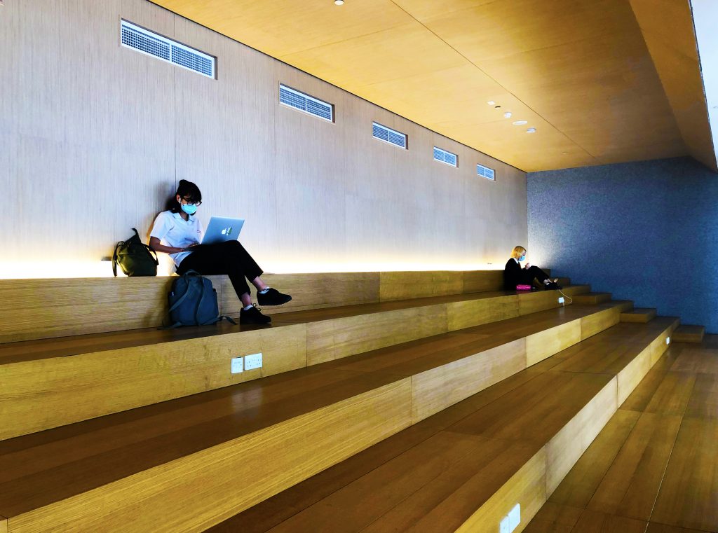Außergewöhnlich clevere neue Architektur und Investitionen in Einrichtungen am English College in Dubai bieten eine Vielzahl neuer Räume, in denen sich Studenten engagieren können. Hier sehen wir Schüler, die auf den Stufen des neuen Auditoriums lernen.