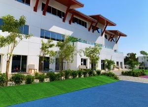 المباني الرئيسية في مدرسة الصفا البريطانية في دبي. من الناحية المعمارية والموضوعية ، نصنف هذه أجمل مدرسة في دبي.