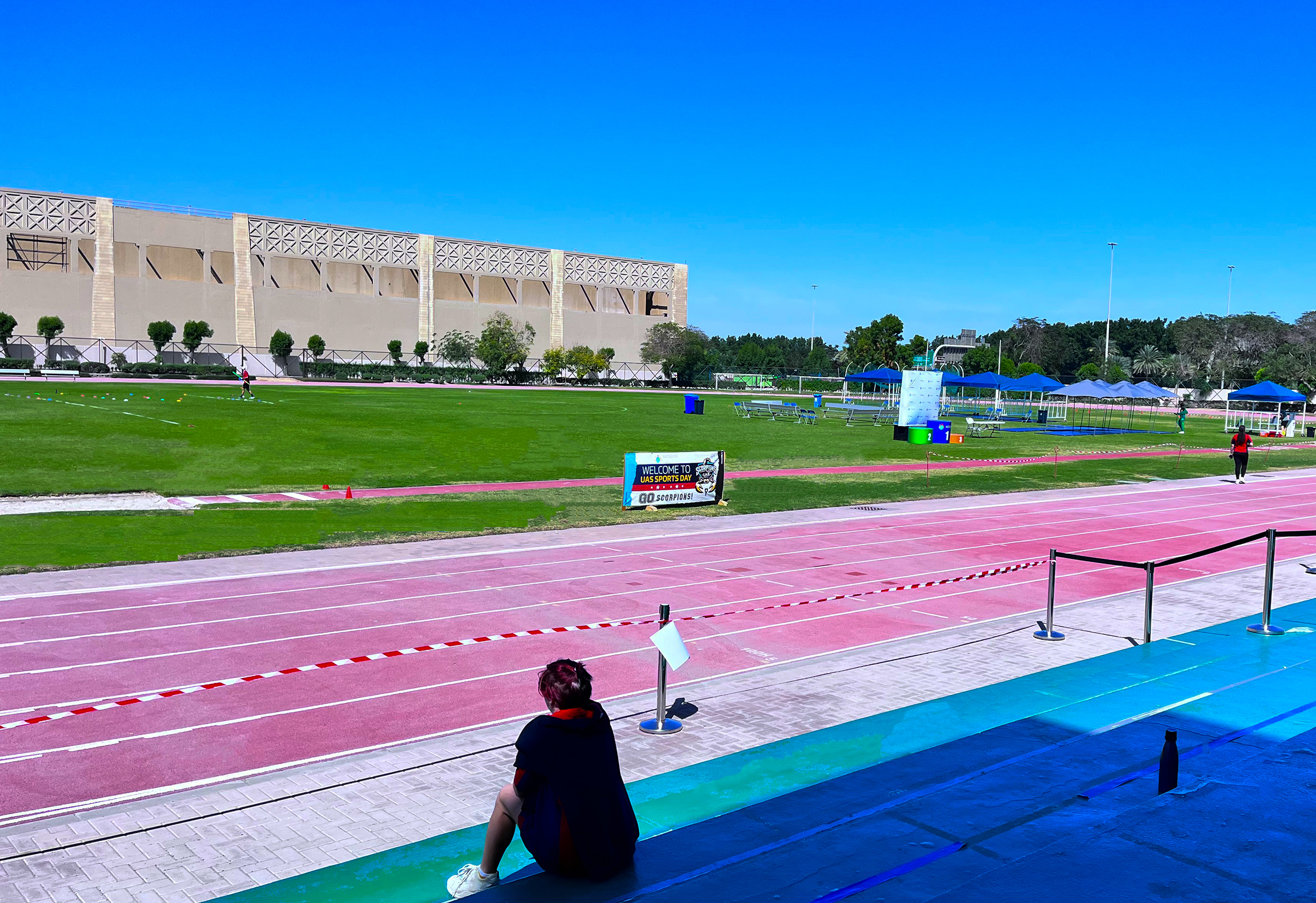Leichtathletikbahnen und echte Rasenplätze an der Universal American School Dubai