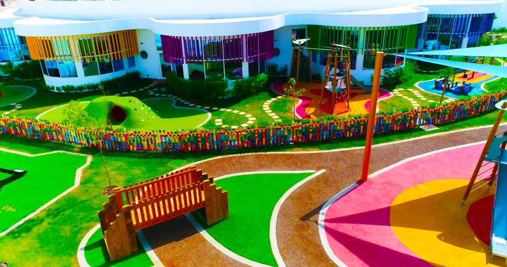 Foto der Dubai Heights Academy in Dubai, einer britischen Lehrplanschule der Stufe 1, die von den Architekten Seven Tides International entworfen wurde.
