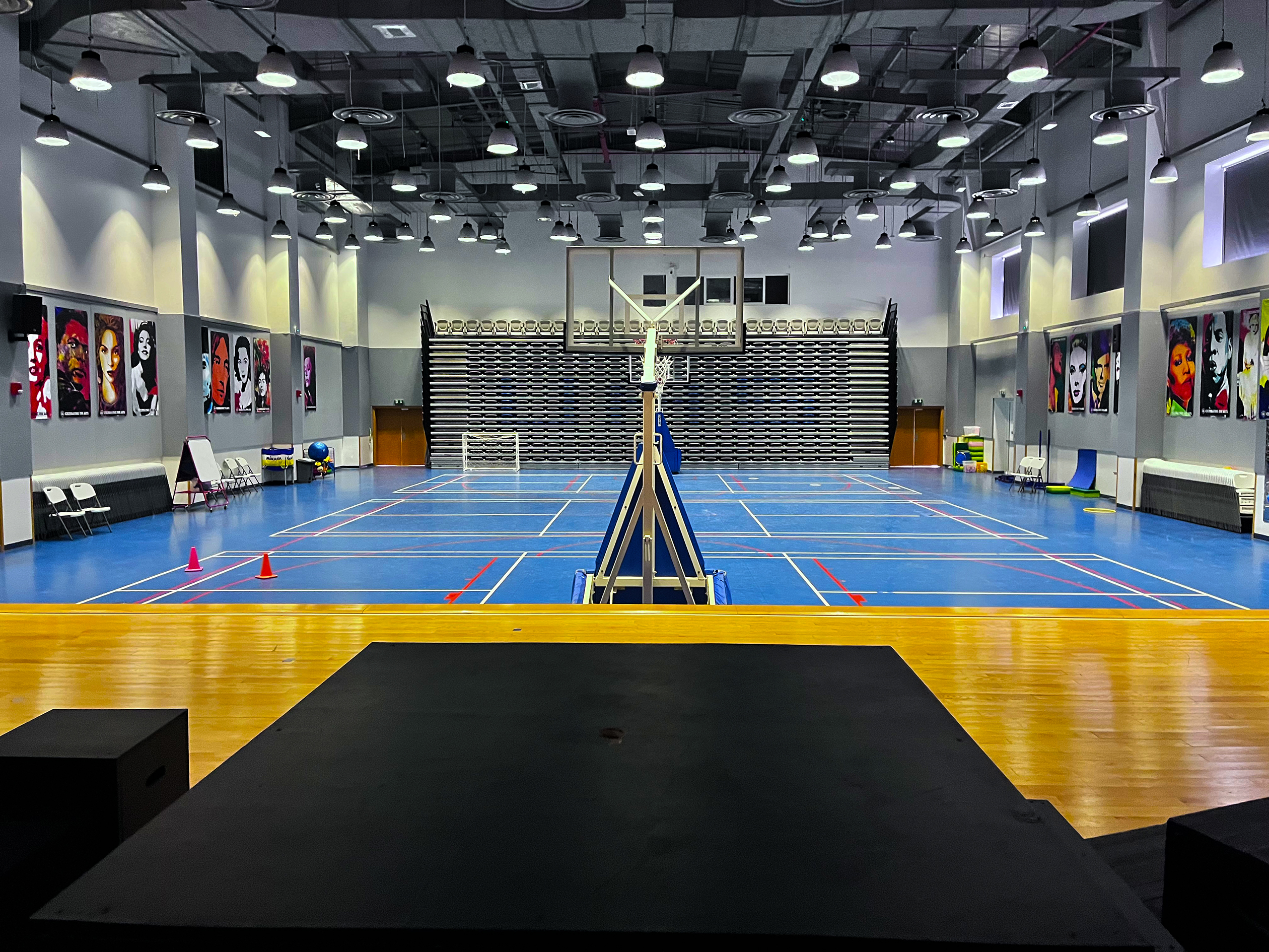صورة للصالة الرياضية الداخلية متعددة الأغراض في المدرسة العالمية الأمريكية في دبي