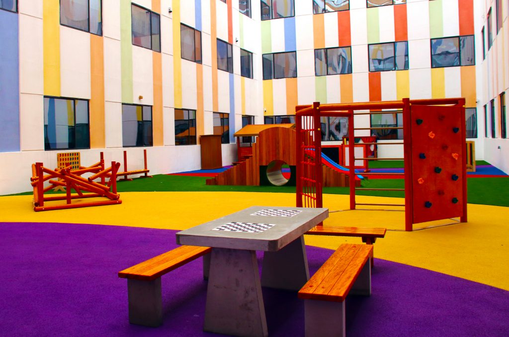Spezielle Spiel- und Lernbereiche für Kinder im Grundschulalter sind ein Merkmal der Dubai International Academy School in Dubai