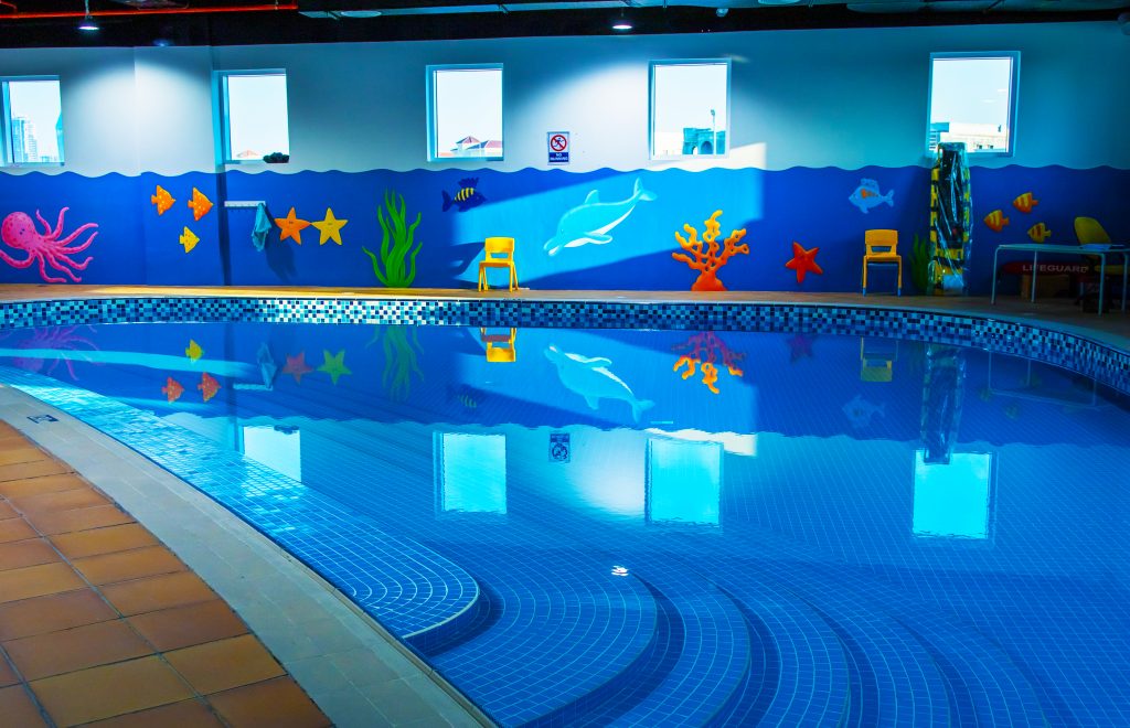 Das wunderschön gestaltete KG-Schwimmbad an der Dubai Heights Academy in Dubai