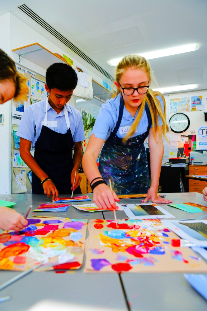 Foto von Schülern, die sich an der British School Al Khubairat während eines Kunstunterrichts an der Kunstfakultät mit Farbpaletten beschäftigen