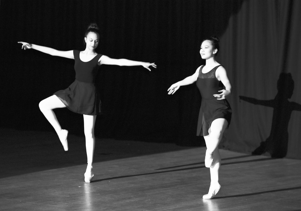 Fotografía de estudiantes aprendiendo balet y actuando en el escenario en Brighton College Abu Dhabi. La danza juega un papel vital en la vida cultural de la escuela.