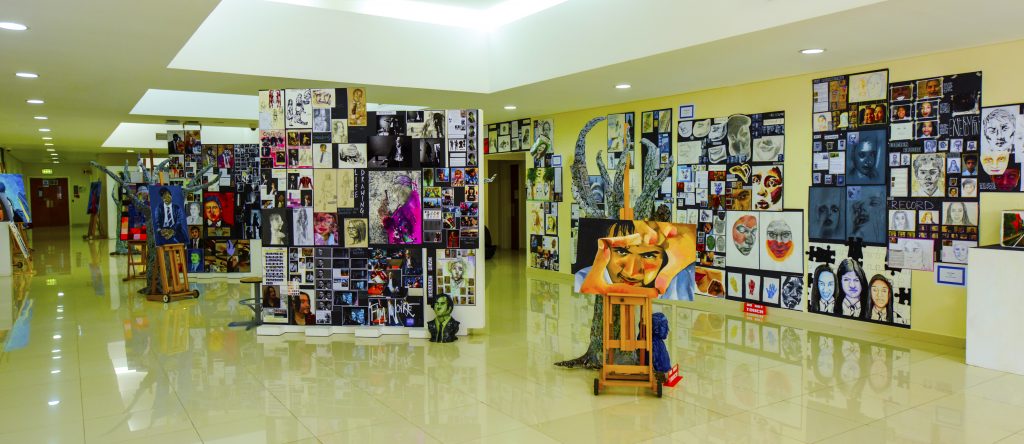 Foto der Fakultät für bildende Künste am Brighton College Abu Dhabi mit einer Galerie, die die Arbeit und Leistung der Kinder zeigt