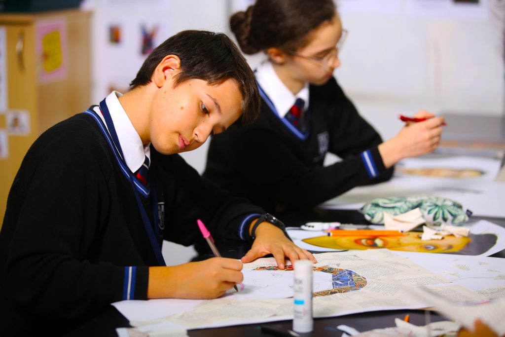 Estudiantes que desarrollan habilidades de dibujo en la Facultad de Bellas Artes de Brighton College Abu Dhabi en 2020