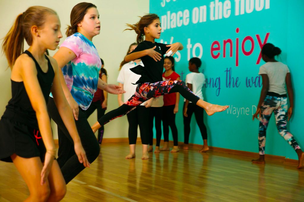 Estudiantes de la British International School de Nord Anglia en Abu Dhabi practicando danza en el estudio especializado de la escuela