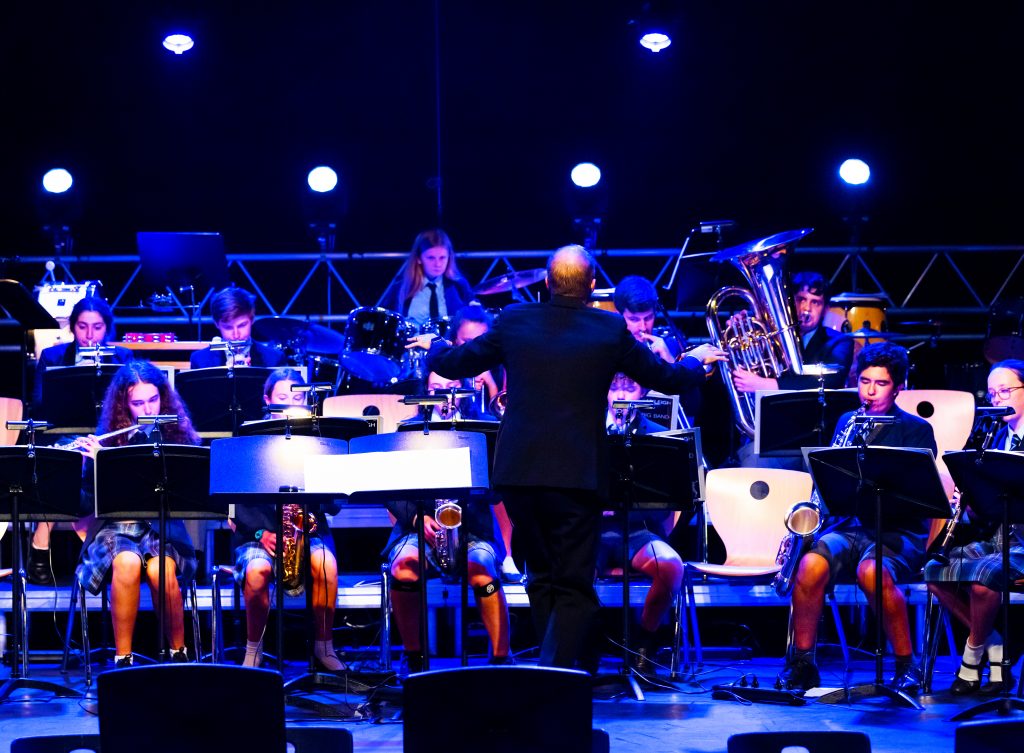 Fotografía de la sección de viento de la orquesta de Cranleigh School Abu Dhabi que muestra la destacada variedad de instrumentos enseñados en la escuela.
