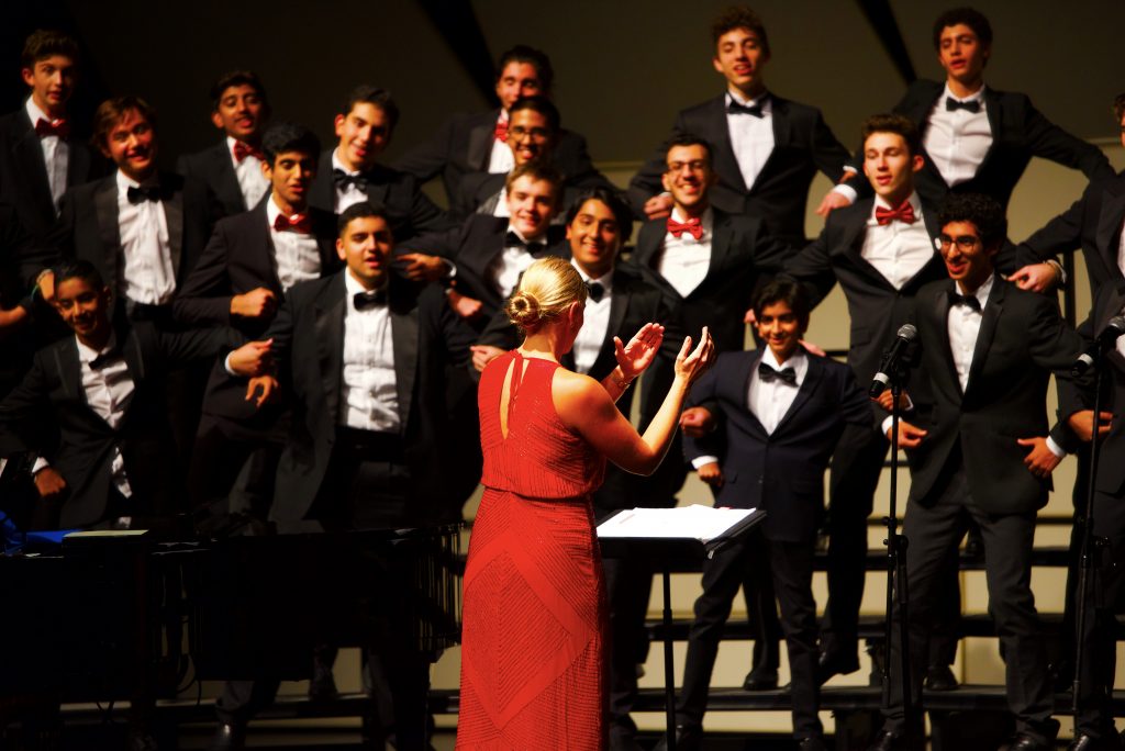 Fotografía de la actuación de un coro en la American School of Dubai