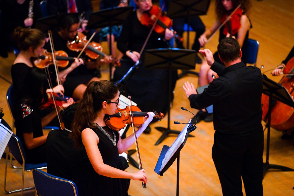 عرض أوركسترالي أوتار في المدرسة البريطانية بالخبيرات يعرض عروضا للطلاب على الكمان والتشيلو والباسيفول.