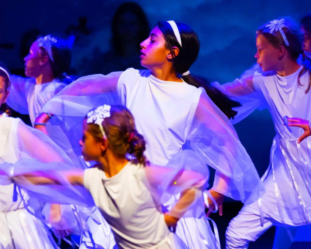 Schüler, die im Rahmen einer wegweisenden Theaterproduktion an der Cranleigh School Abu Dhabi tanzen
