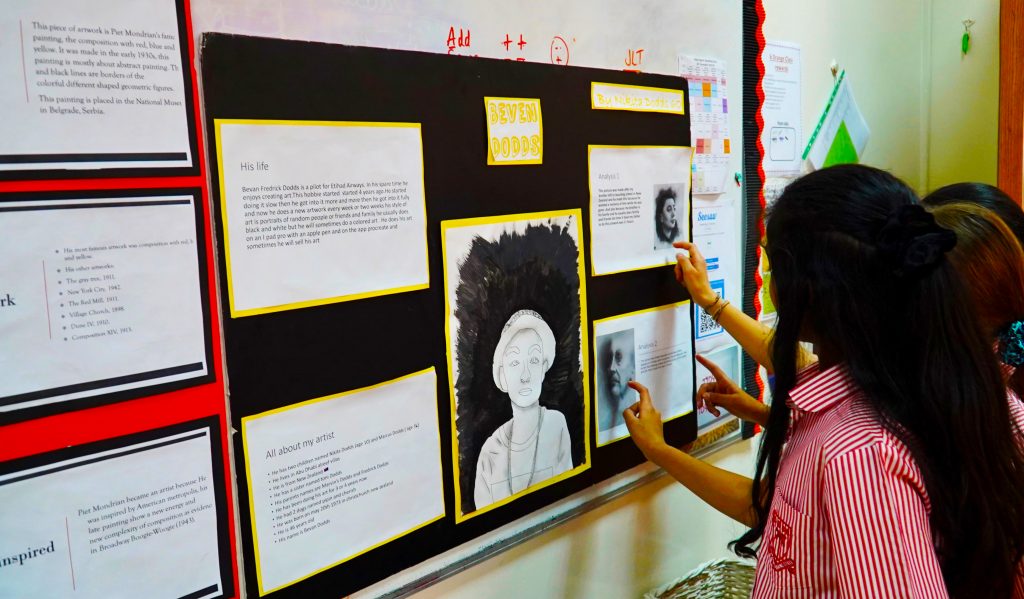 Kinder der Dubai English Speaking School DESS in Dubai entdecken Kunst durch eine Präsentation ihrer Arbeit auf einer Schulausstellung