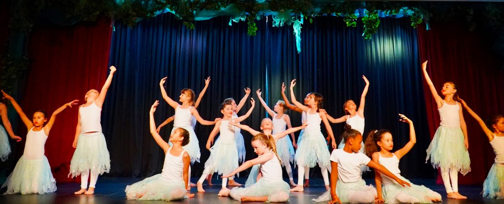 Kinder, die ein Ballett an der Dubai English Speaking School DESS in Dubai 2020 durchführen