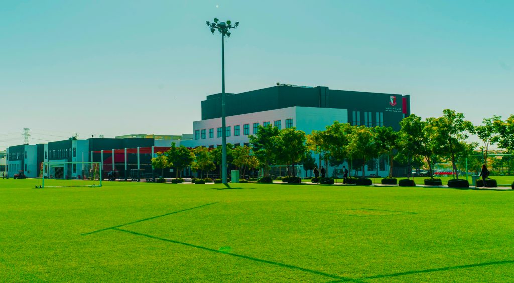 Foto der wichtigsten Schulgebäude des Dubai English Speaking College DESC in Dubai mit ihren weitläufigen Sportplätzen und ihrer Umgebung