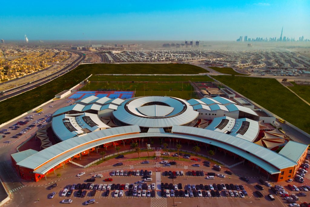 Fotografía aérea de Kings 'School Al Barsha que incluye niveles excepcionales de inversión en instalaciones para las artes escénicas