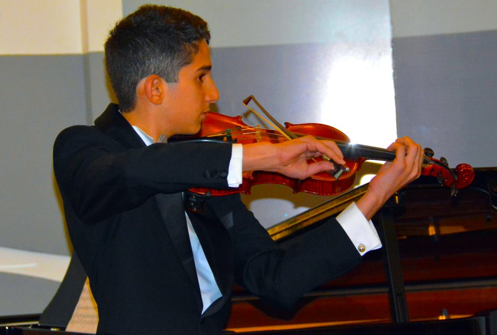 Foto eines Empfängers eines der Al Barsha-Stipendien der Kings 'School für kreative Künste, hier für Musik auf der Grundlage außergewöhnlicher musikalischer Begabung beim Geigenspiel.