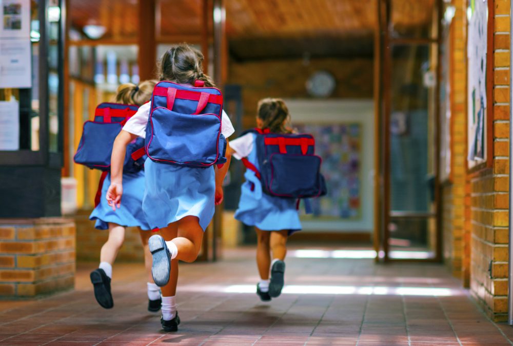 في خطوة تقدمية ، أجلت دولة الإمارات العربية المتحدة سنًا واحدًا للأطفال الذين يبدأون التعليم الرسمي في جميع مدارس الإمارات العربية المتحدة