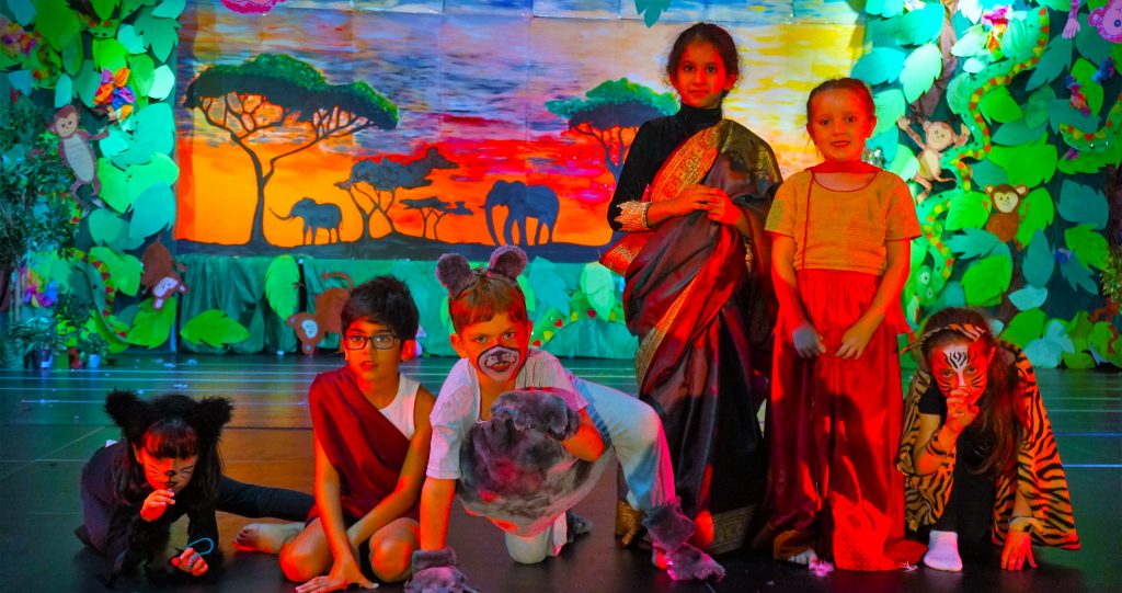 Jüngere Kinder erkunden die Schauspielerei durch eine Aufführung über Afrika und seine Tiere an der Dubai English Speaking School DESS in Dubai