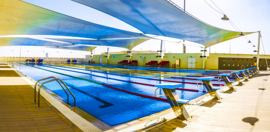 حوض سباحة 50 مترًا قياسيًا في الألعاب الأولمبية في مدرسة سويسنج الدولية العلمية في دبي