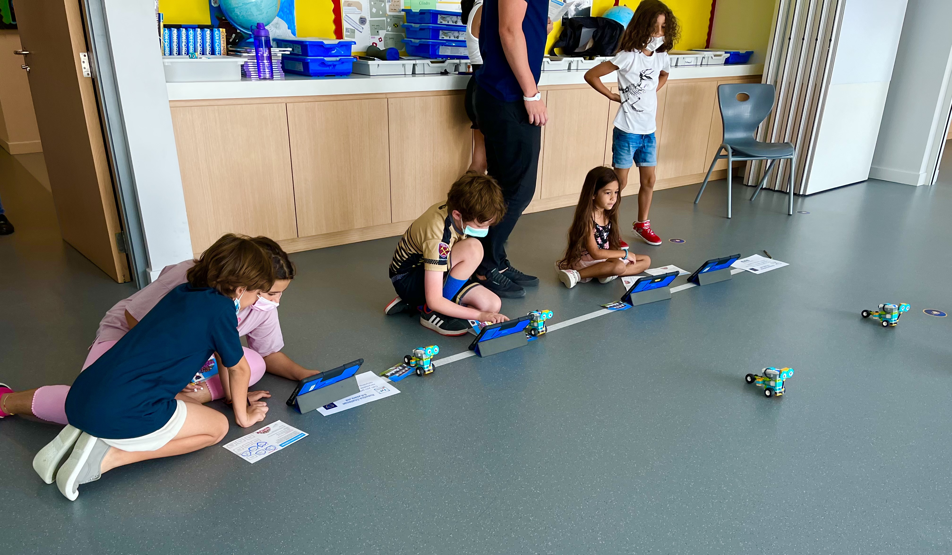 Kinder lernen Computer, Roboter, Programmierung und Technologie an der Arcadia School in Dubai im Rahmen des Festivals der Schulen