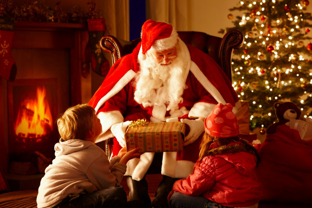 Der Weihnachtsmann kommt im Rahmen des Festivals der Schulen in die Victory Heights Primary School in Dubai