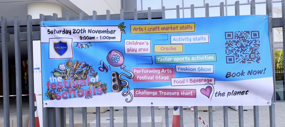 Das Willkommensschild für das Festival of Schools an der Arcadia School in Dubai