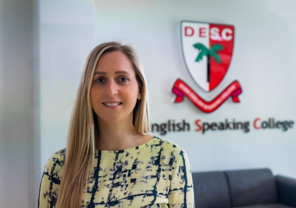 Charlotte Abbott (im Bild) - Empfängerin des SchoolsCompared.com Top Schools Award 2021 - 22 für die beste Sekundarschullehrerin in den Vereinigten Arabischen Emiraten