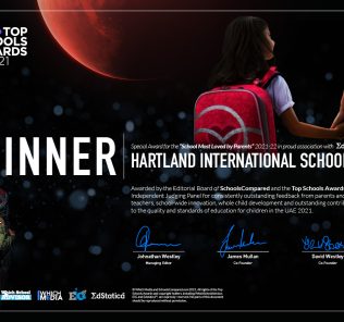 تُمنح جائزة SchoolsCompared.com الخاصة عن "المدرسة التي يحبها أولياء الأمور" بالاشتراك مع EDSTATICATM 2021 إلى: مدرسة هارتلاند الدولية