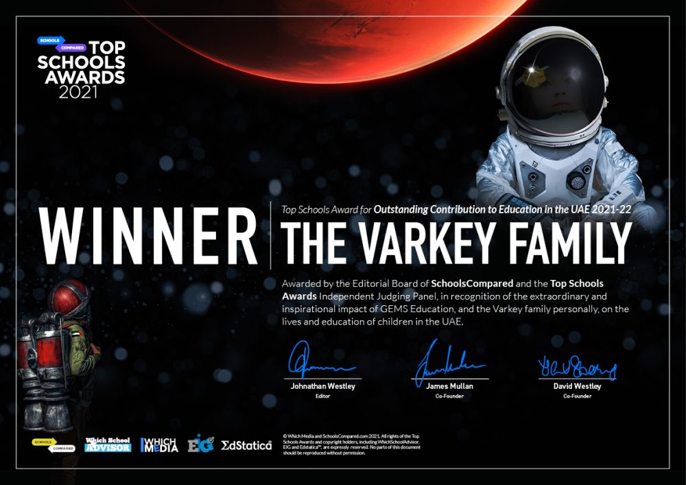 Dino Varkey nimmt den SchoolsCompared Top Schools Award für herausragenden Beitrag zur Bildung und zum Leben von Kindern in den VAE 2021 im Namen der Familie Varkey entgegen