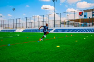 Kind trainiert für die 100 m an der Dubai Heights Academy