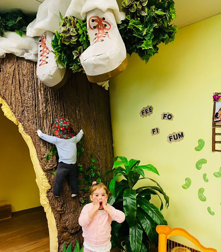 Foto von Kindern im Little Dreamers Nursery in Dubai, die Rollenspiele und Geschichtenerzählen lernen, indem Jack und Jill das Spiel glauben machen