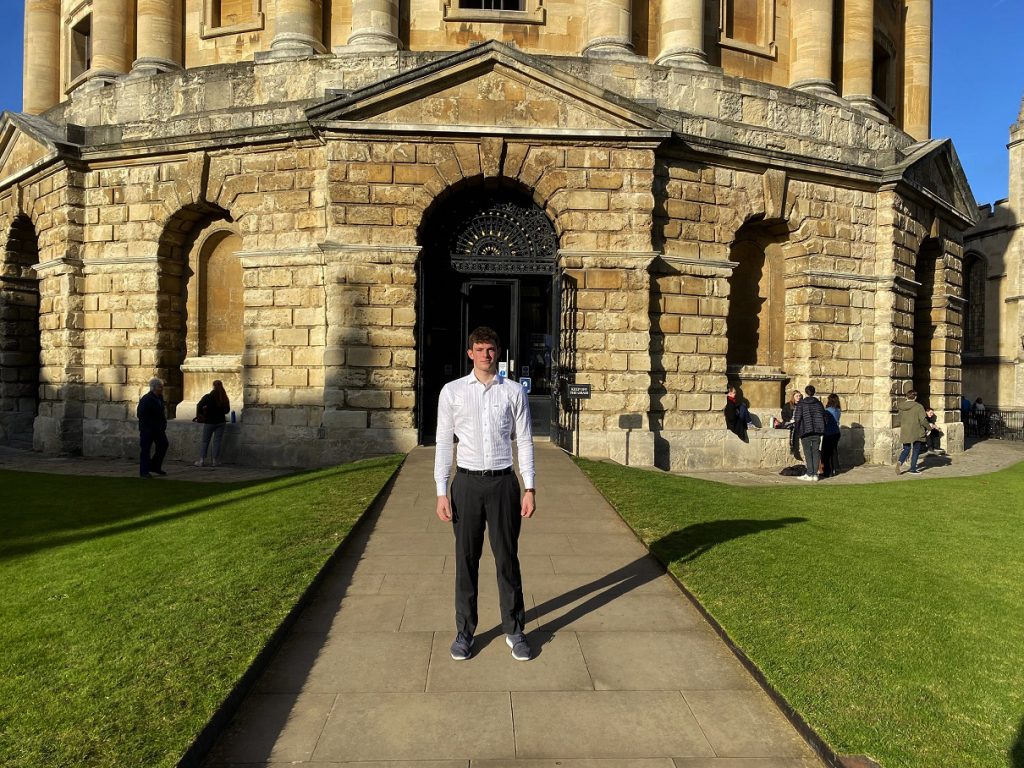 صورة لماركوس بومغارتنر في جامعة أكسفورد حيث يدرس الهندسة بعد تخرجه في دبلوم البكالوريا الدولية من أكاديمية جيمس العالمية في دبي