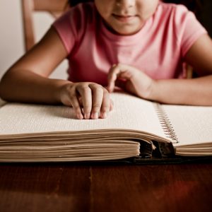 Studnet der Entschlossenheit, Bildungsnachrichten, Blindenschrift lesendes Kind