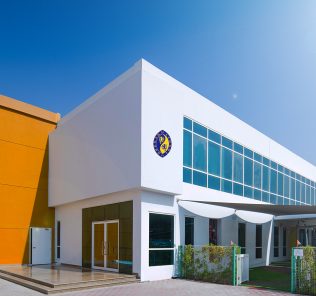 Foto der Fassade der Durham School Dubai, Eröffnung im August 2022