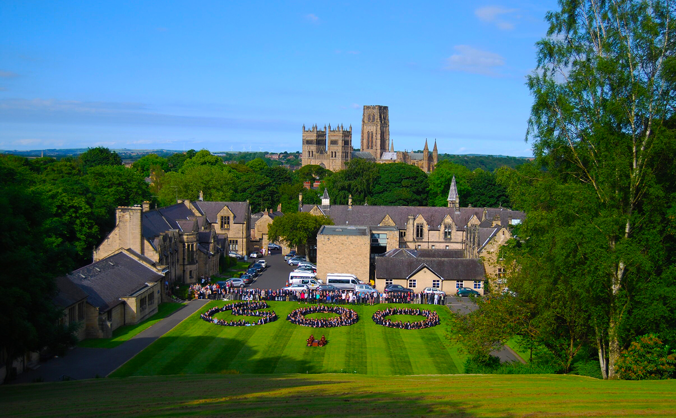 Foto der historischen Durham School in Großbritannien, die ihre 600-jährige Geschichte feiert